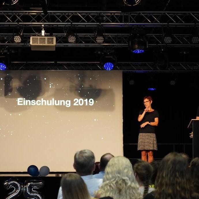Entlassfeier 25.18 (vergrößerte Bildansicht wird geöffnet)