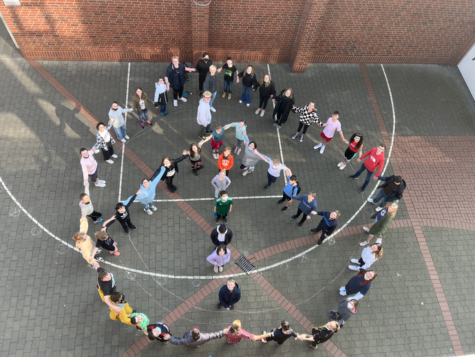 Peace Zeichen durch Schüler:innen