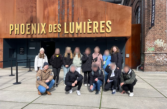 Gruppenfoto des Ausflugs zu Phoenix des lumieres