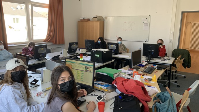 Kinder stehen in einer Reihe und spielen ein Spiel mit Hüpfen