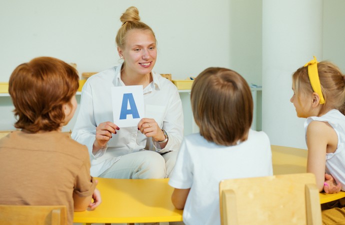 Eine Lehrerin unterrichtet Kinder.