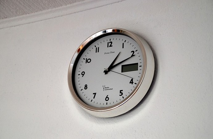 Eine Uhr, die an der Wand hängt.