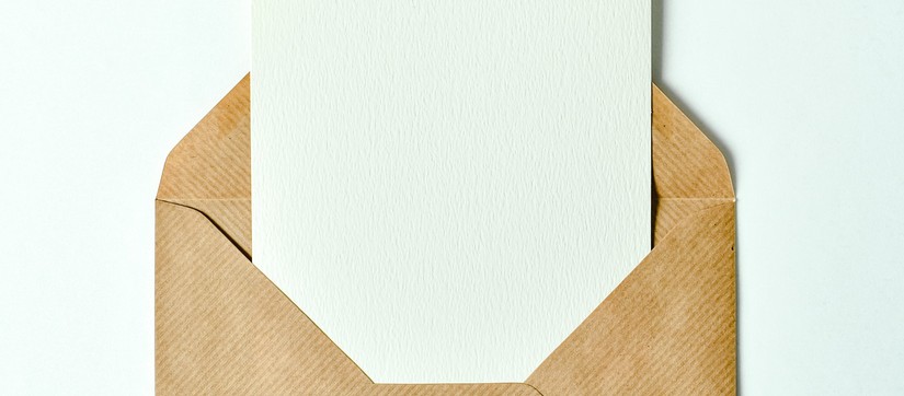 Briefumschlag mit weißem Brief