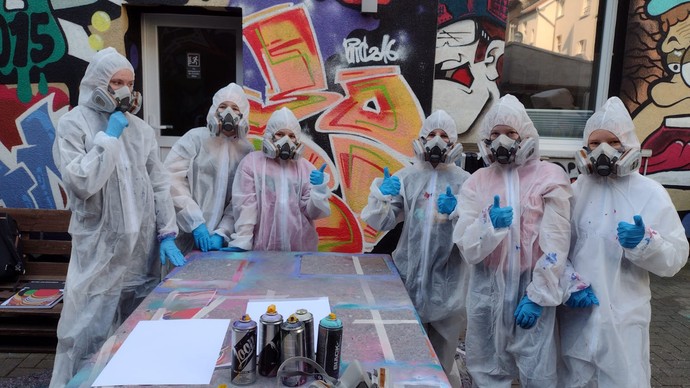 Die Projektgruppe Kurs als Kommunikationsmittel mit Anzügen und Masken