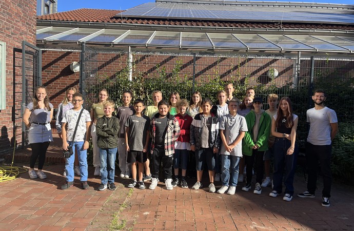 Gruppenbild der Schüler:innenrvertretung im Garten der RWR