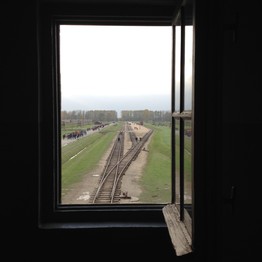 Blick aus einem Fenster auf den Bahnhof im KZ Auschwitz