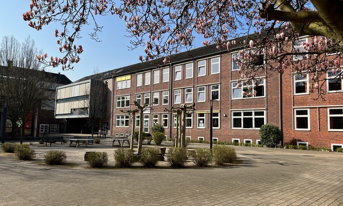 Foto vom Schulhof der RWR